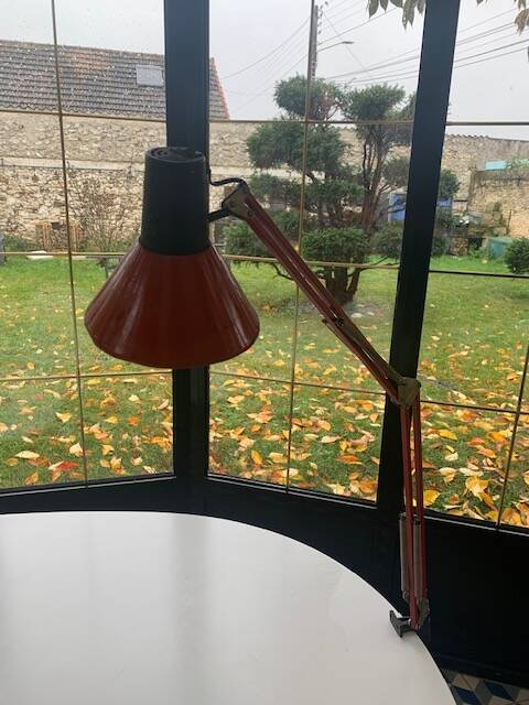 Architect's lamp in burgundy red metal, adjustable and articulated vintage