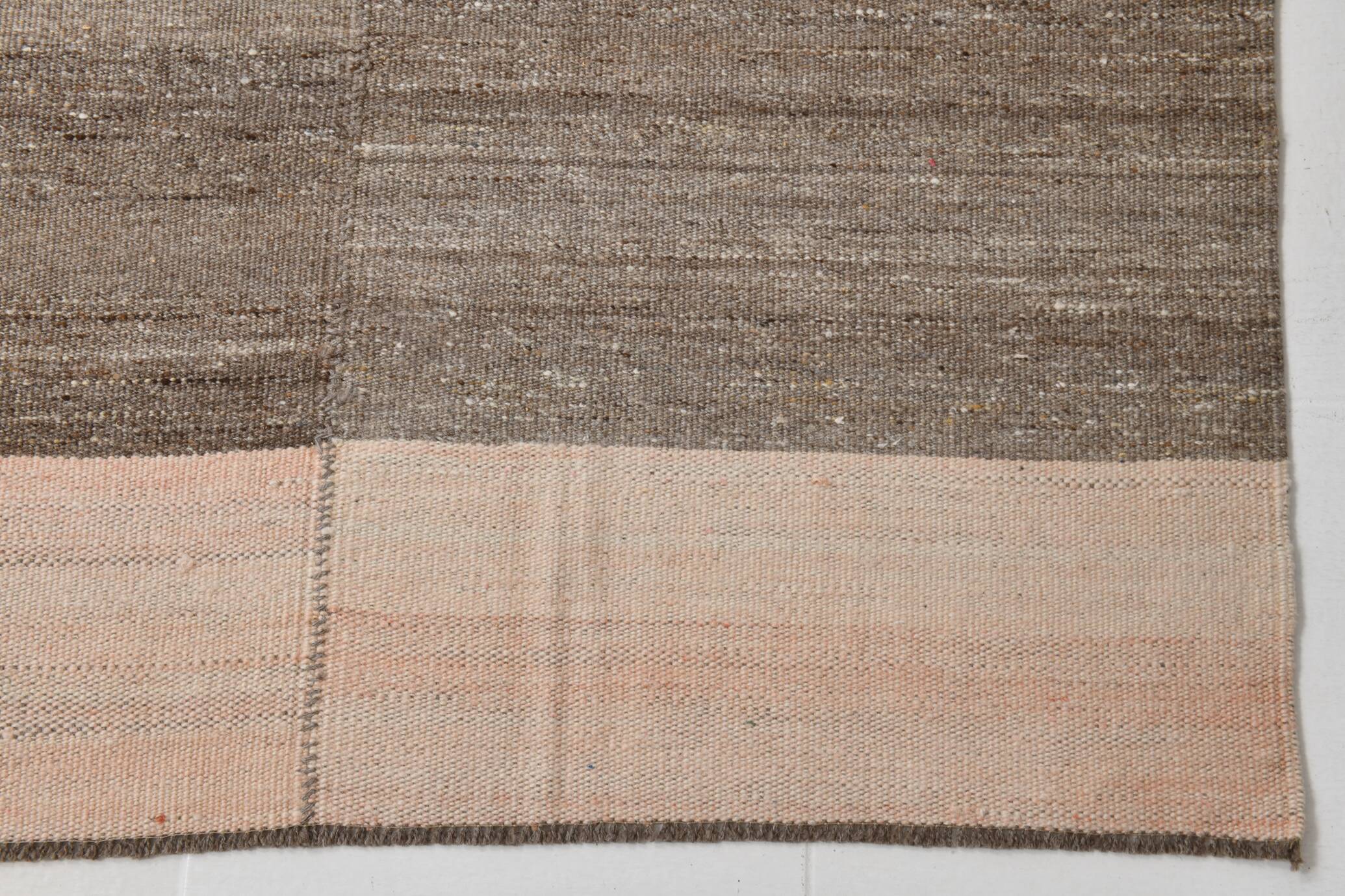 Tapis kilim vintage tons bruns et beige rosé, style minimal artisanal