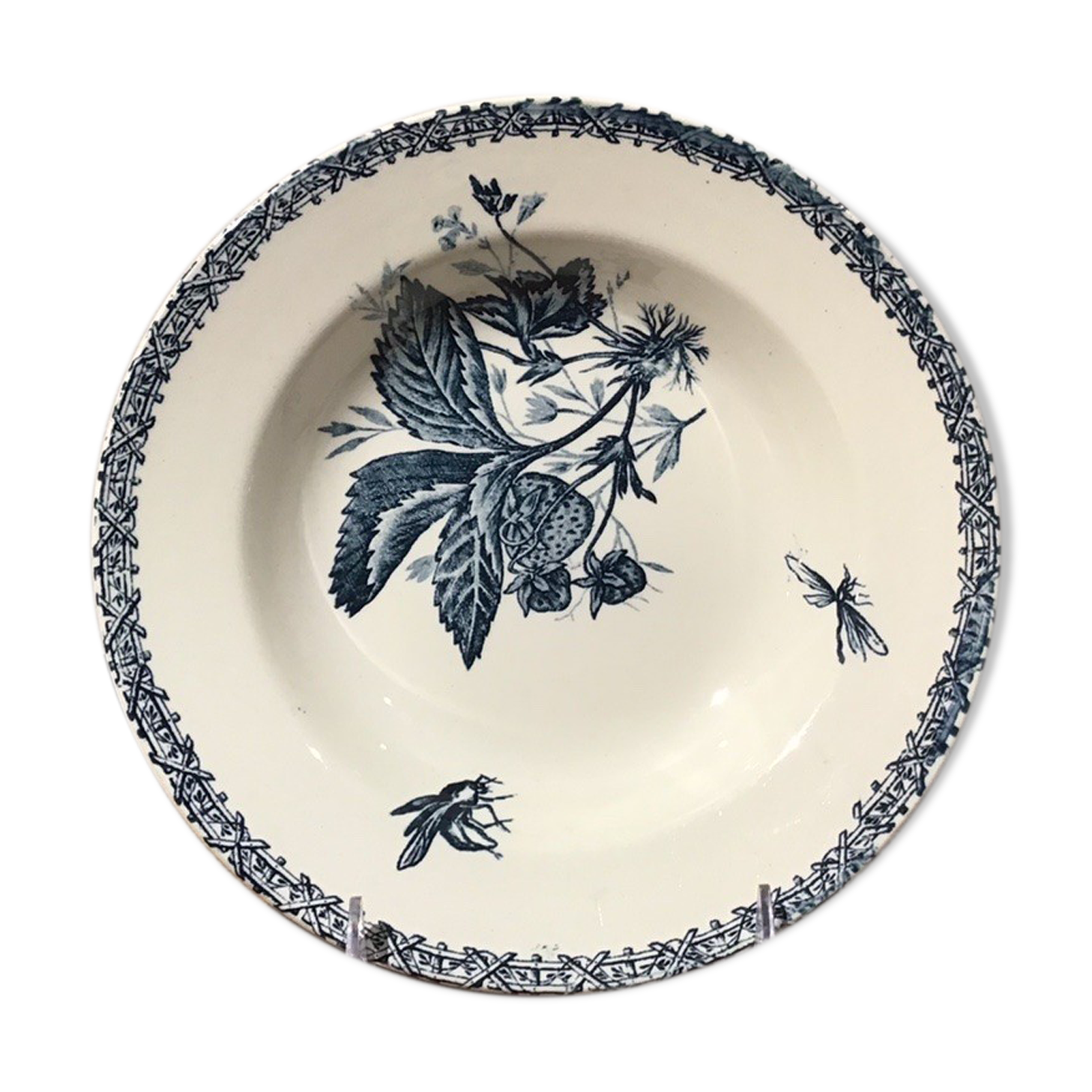 Hollow plate, insect and strawberry décor, Manufacture Choisy the King, Iron Land, H Boulenger - Co.