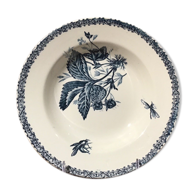 Assiette creuse, décor insectes et fraises, Manufacture Choisy le Roi, Terre de fer, H Boulenger &Cie