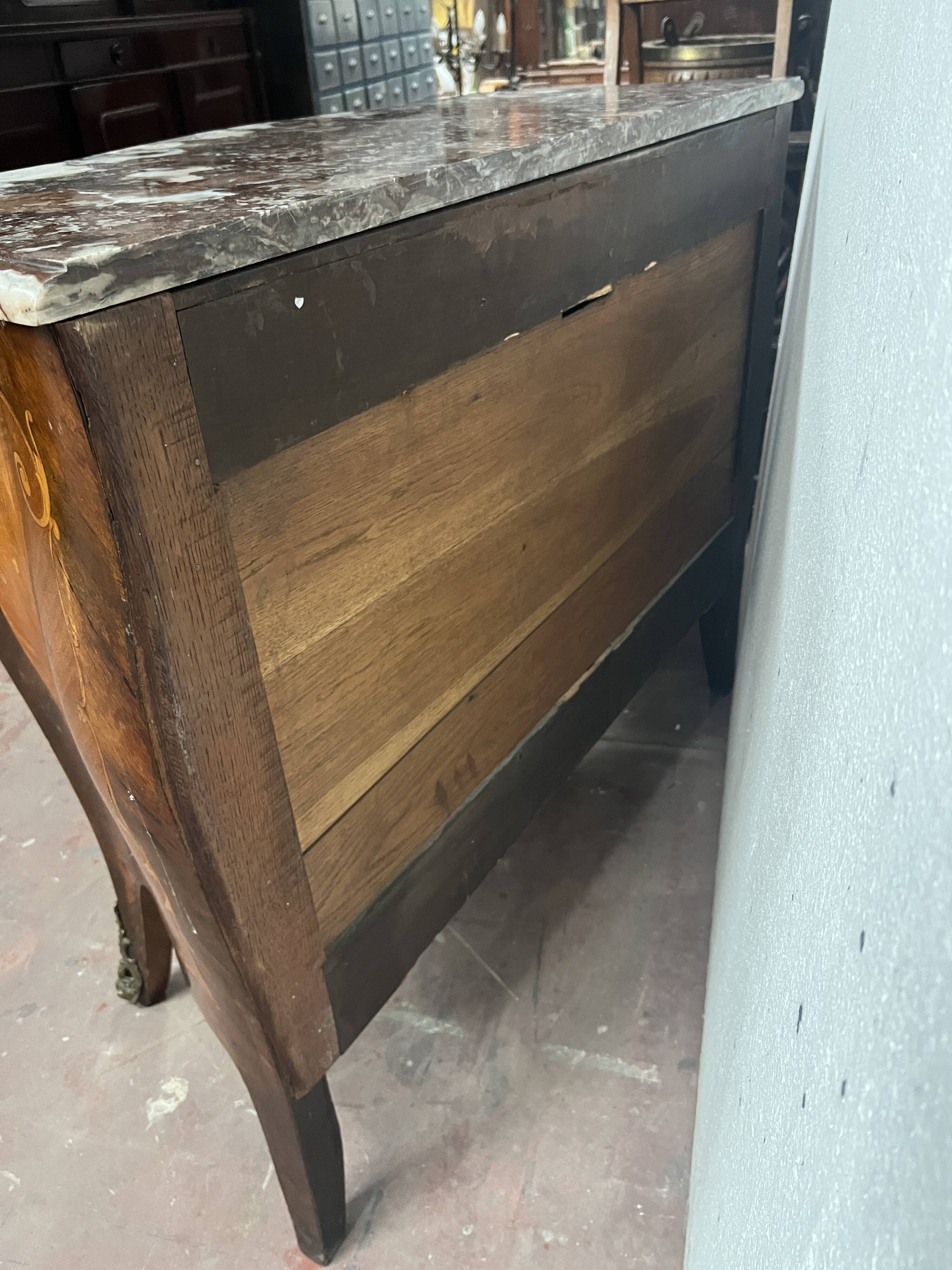 Commode de style Louis XV marquetées toutes faces XX siècle