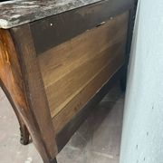Commode de style Louis XV marquetées toutes faces XX siècle