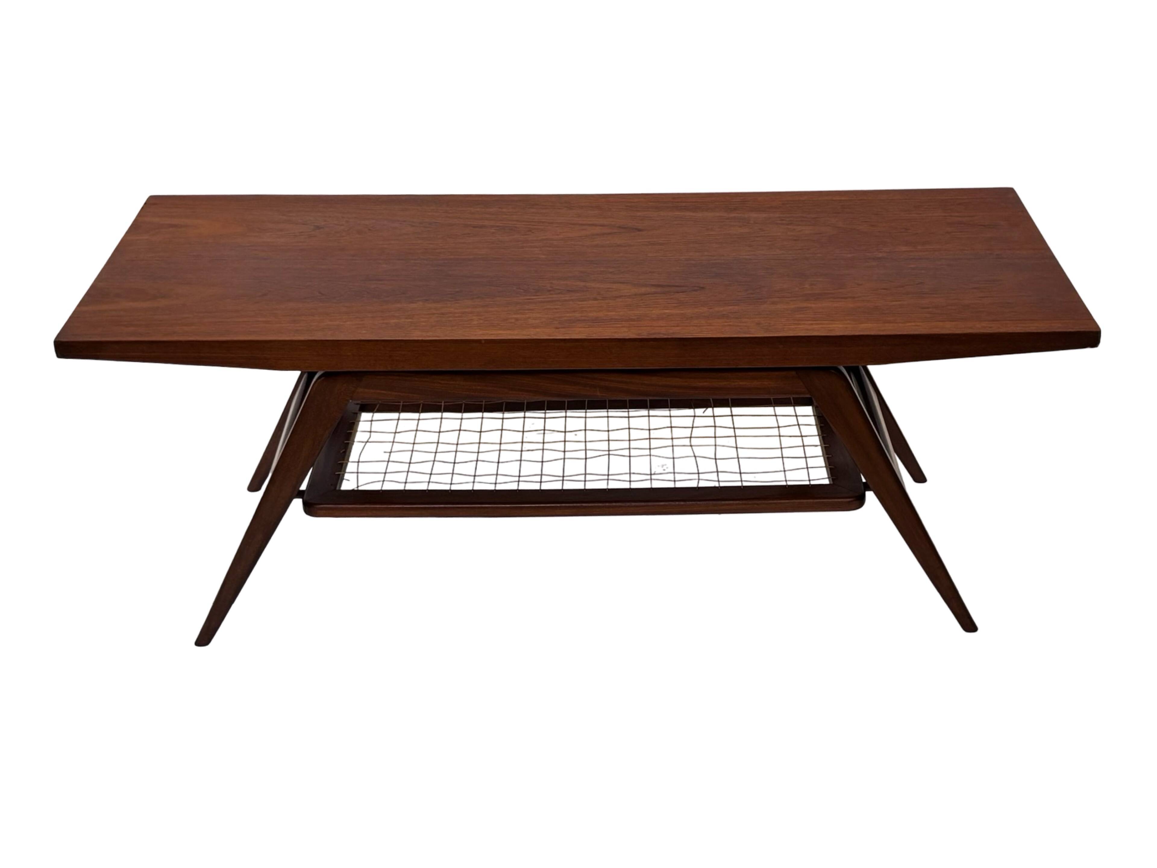 Table basse en teck dans le style de Louis van Teeffelen, années 1960