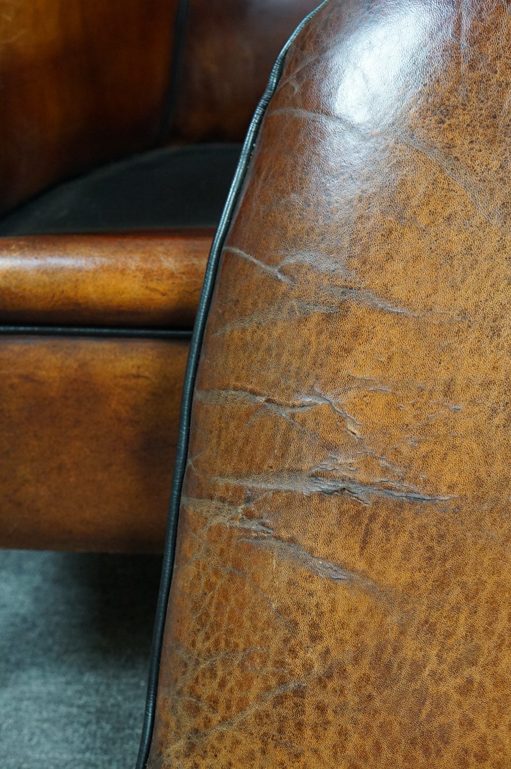 Set of 2 club chairs in black piping sheep leather