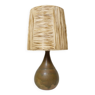 Earthenware table lamp and its raffia lampshade.