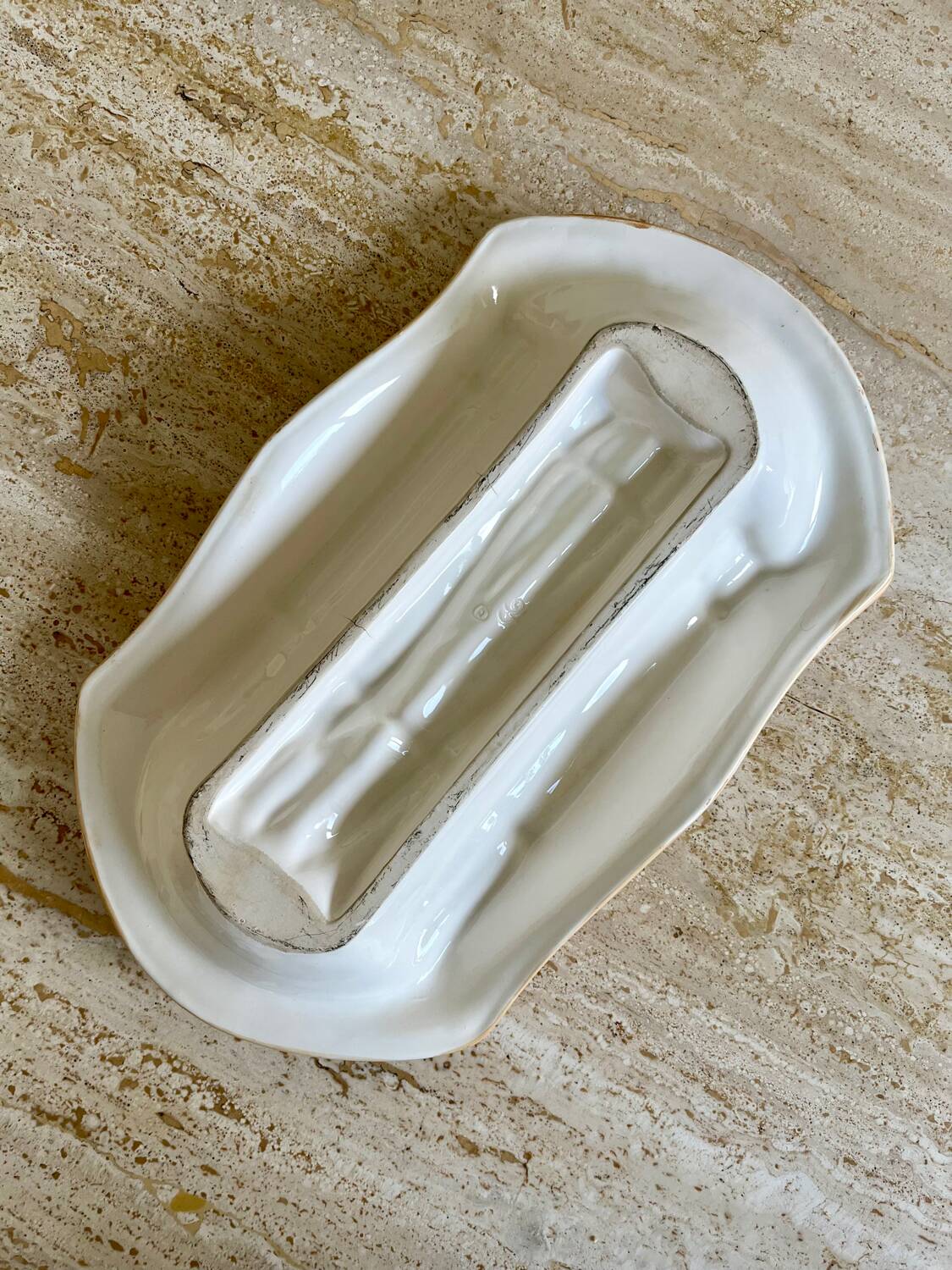 Asparagus-shaped slip dish