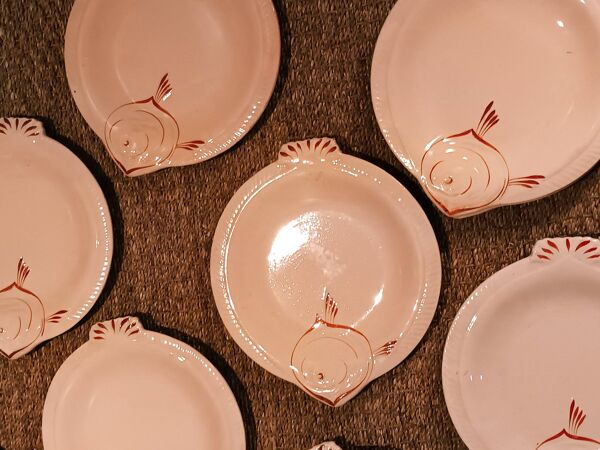 Lot de 8 assiettes de poisson barbotine faience Longwy rose poudré