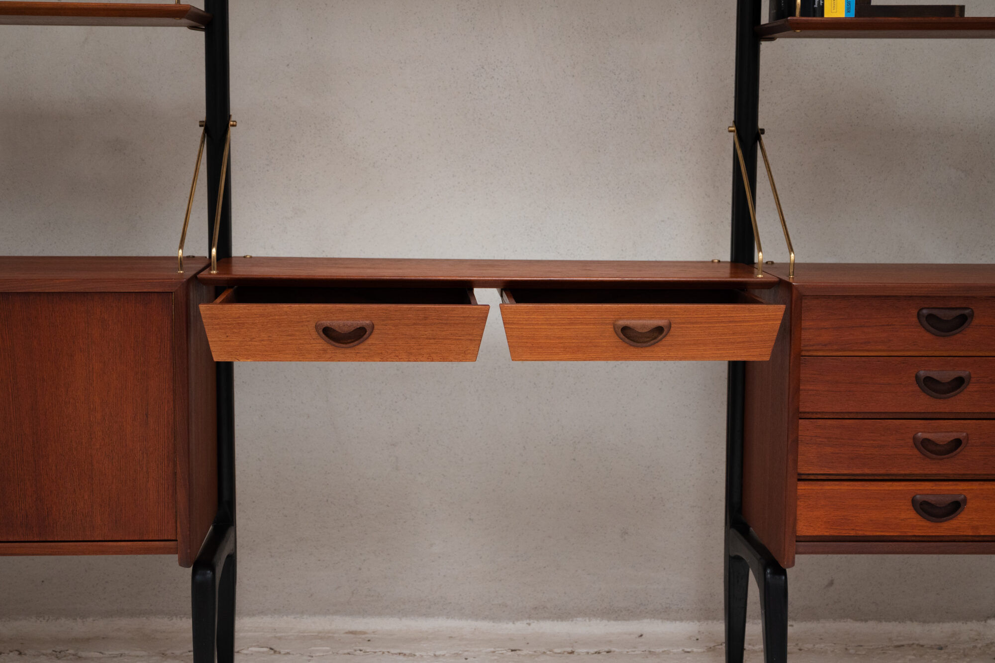 Etagère sur pieds 3-baies par Louis Van Teeffelen