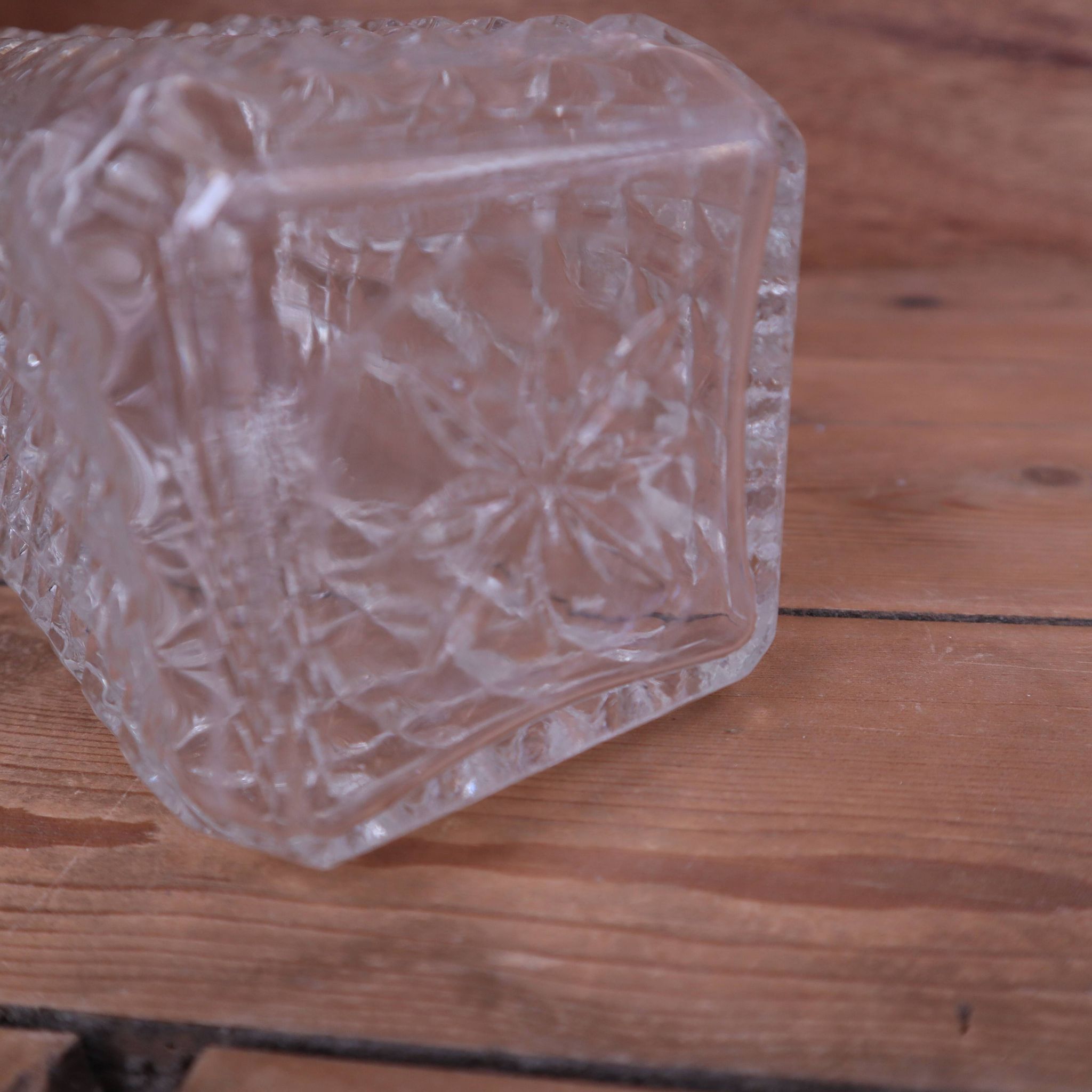 Ancienne carafe à whisky en verre taillé pointe de diamant, années 60
