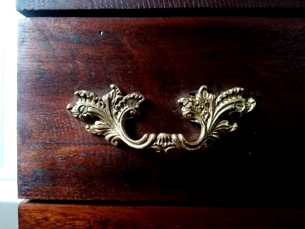 English-style chest of drawers