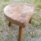 Tabouret tripode en bois brut
