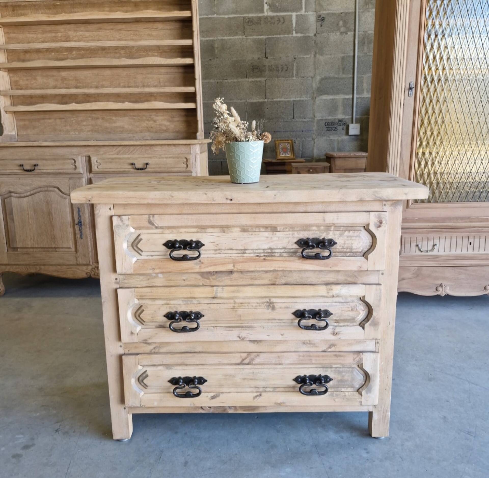 Commode ancienne en bois massif – rénovée