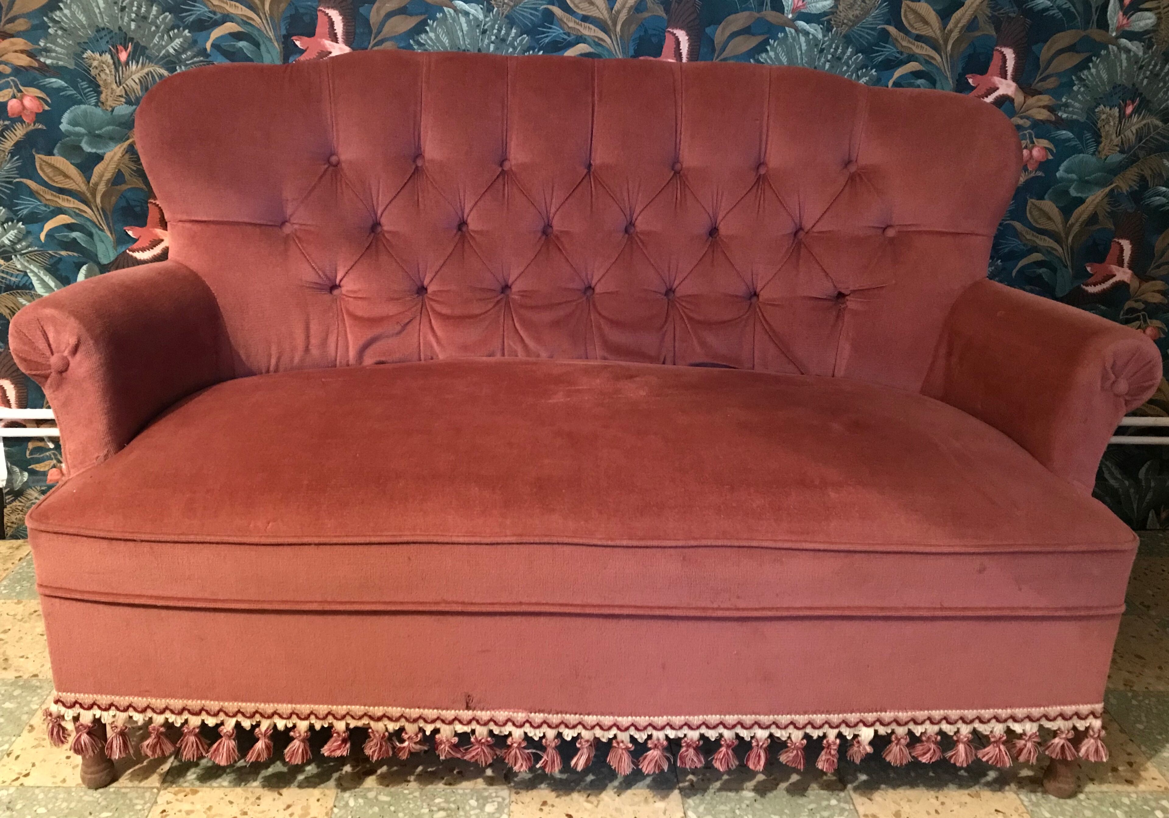 Sofa padded in old pink velvet