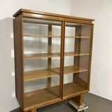 Armoire vintage avec portes vitrées