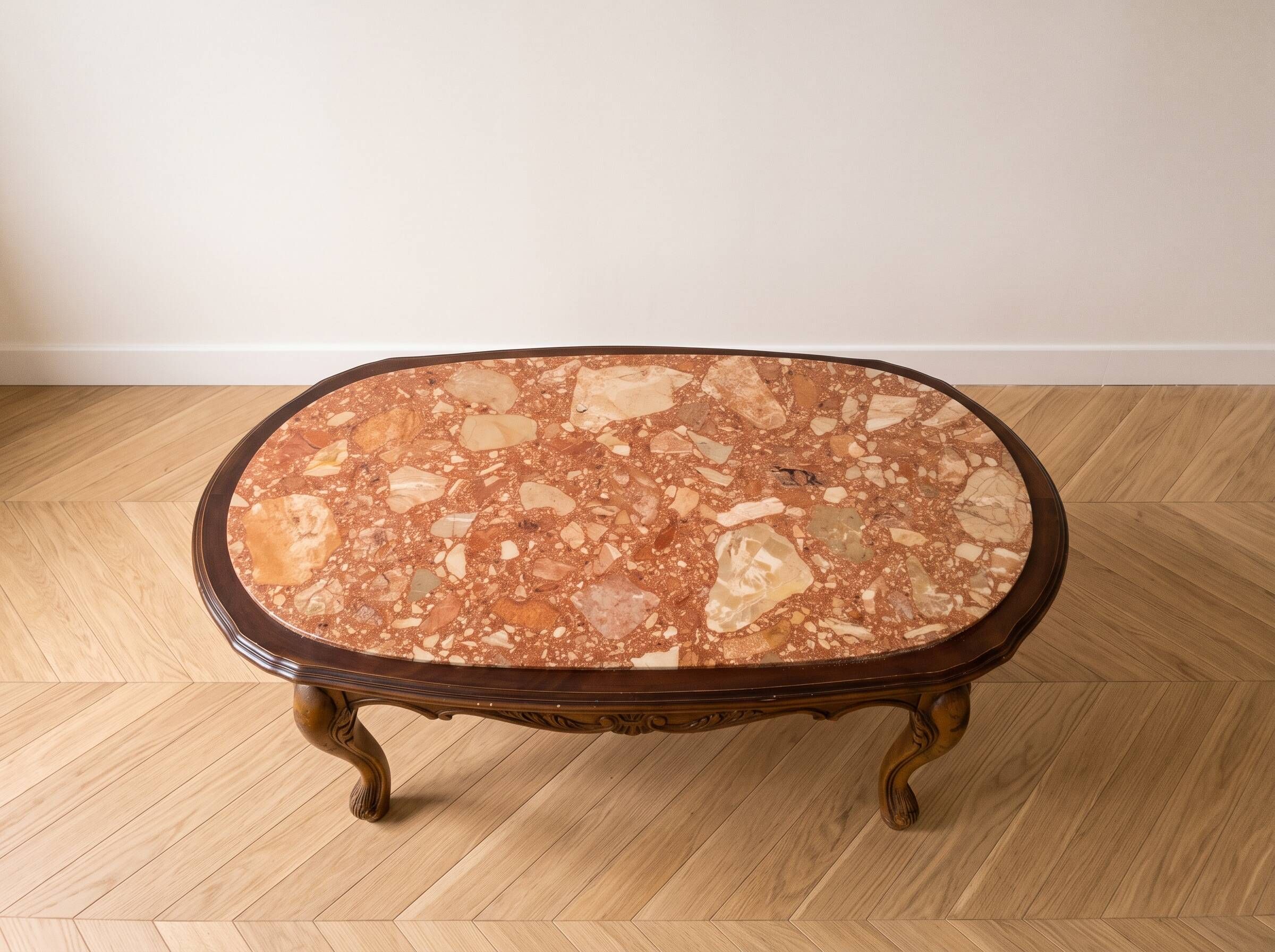 Table basse ovale en marbre et bois sculpté style baroque