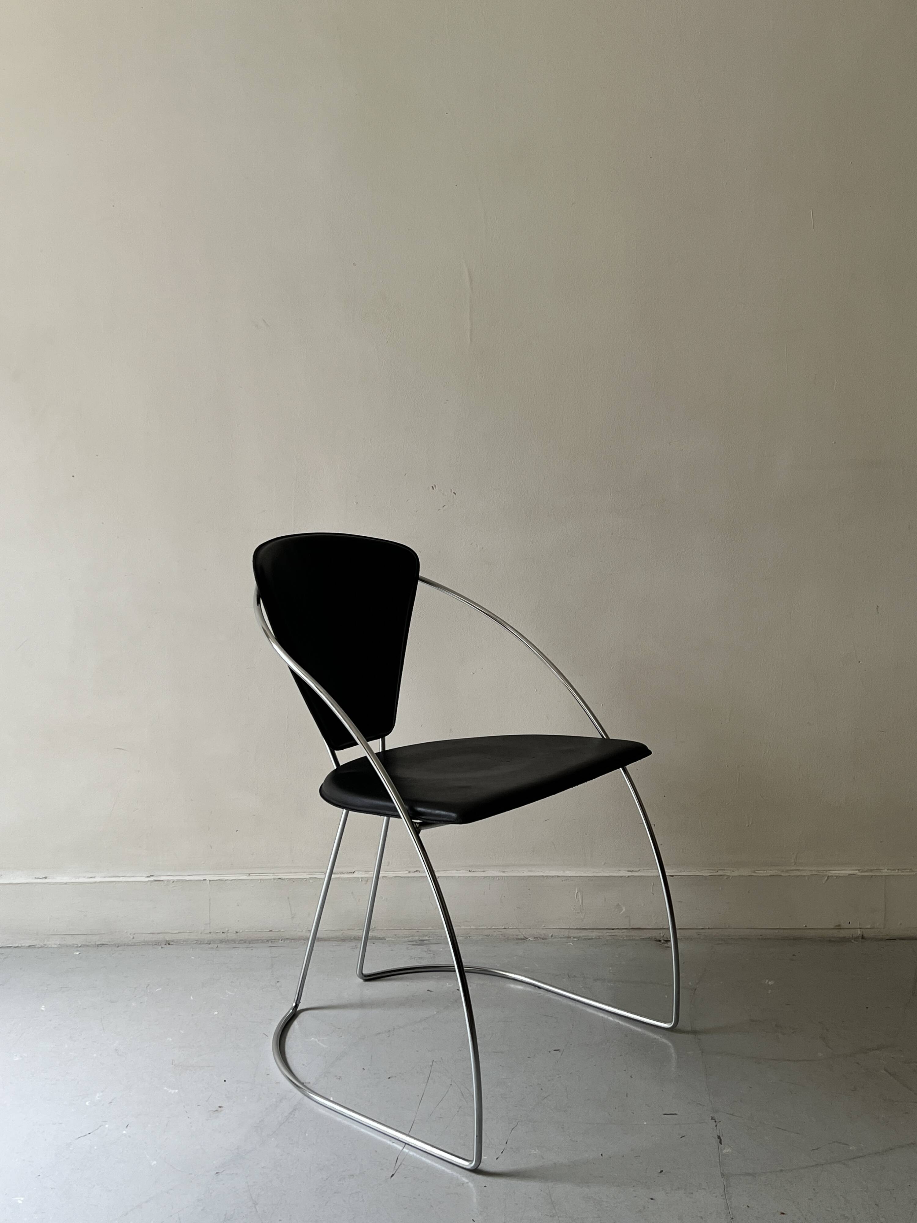 Cantilever wire chair in metal and black leather - Linda de Arrben, Italy 80