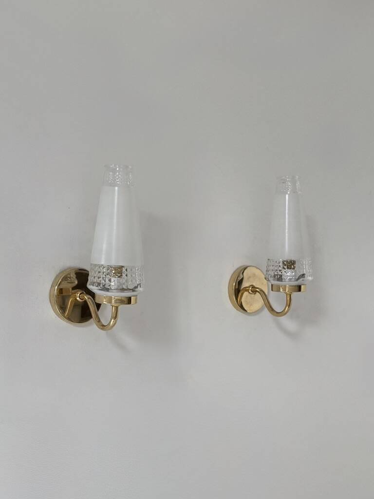 Pair of vintage wall lights in glass and brass, France, 1970.