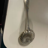 Cuillère à soupoudrer en argent massif