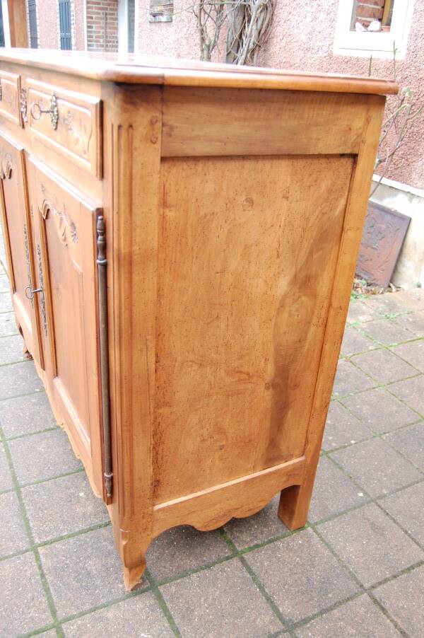 Louis XV buffet in walnut from the early 19th century.