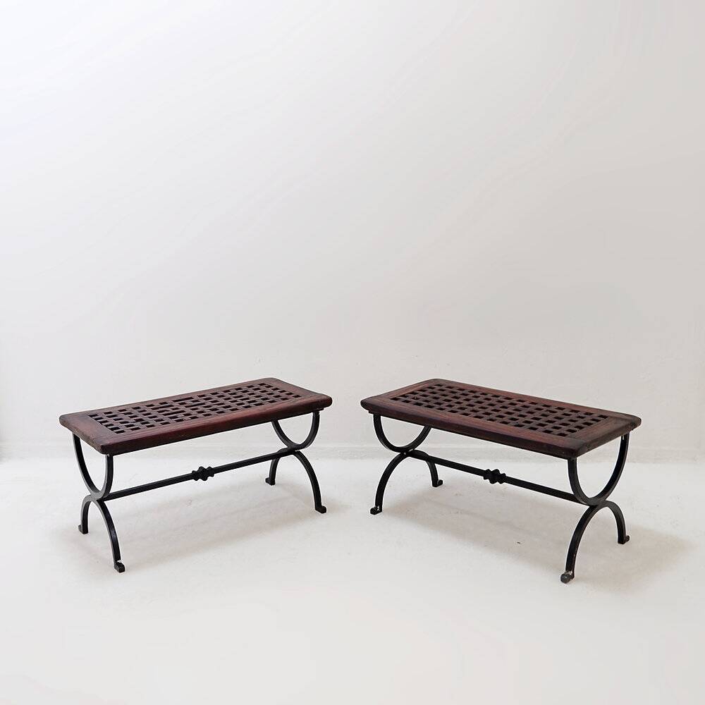 2 bancs en bois massif ajouré et pieds en fer forgé
