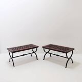 2 bancs en bois massif ajouré et pieds en fer forgé
