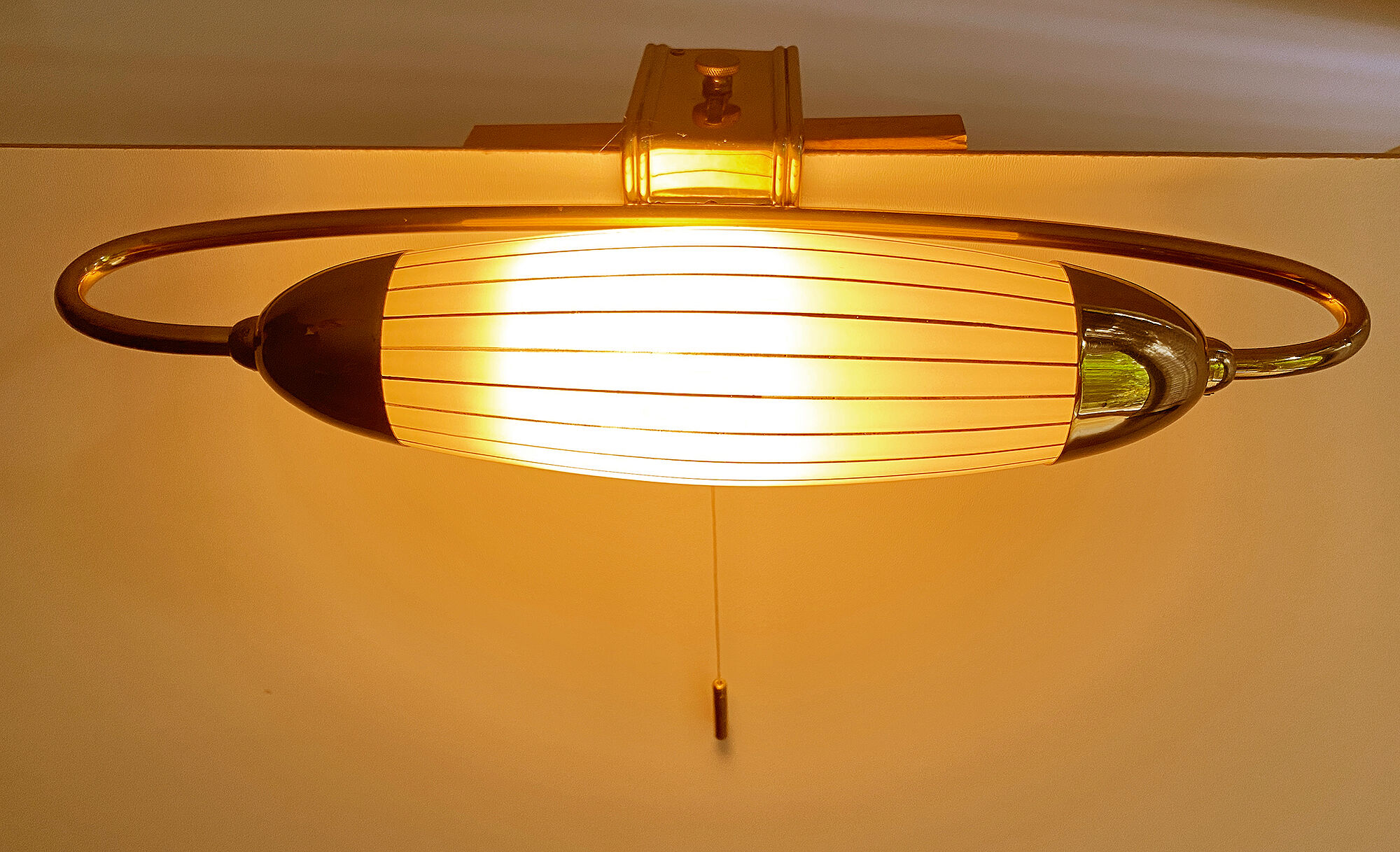 Applique art deco tete de lit, forme dirigeable, laiton opaline