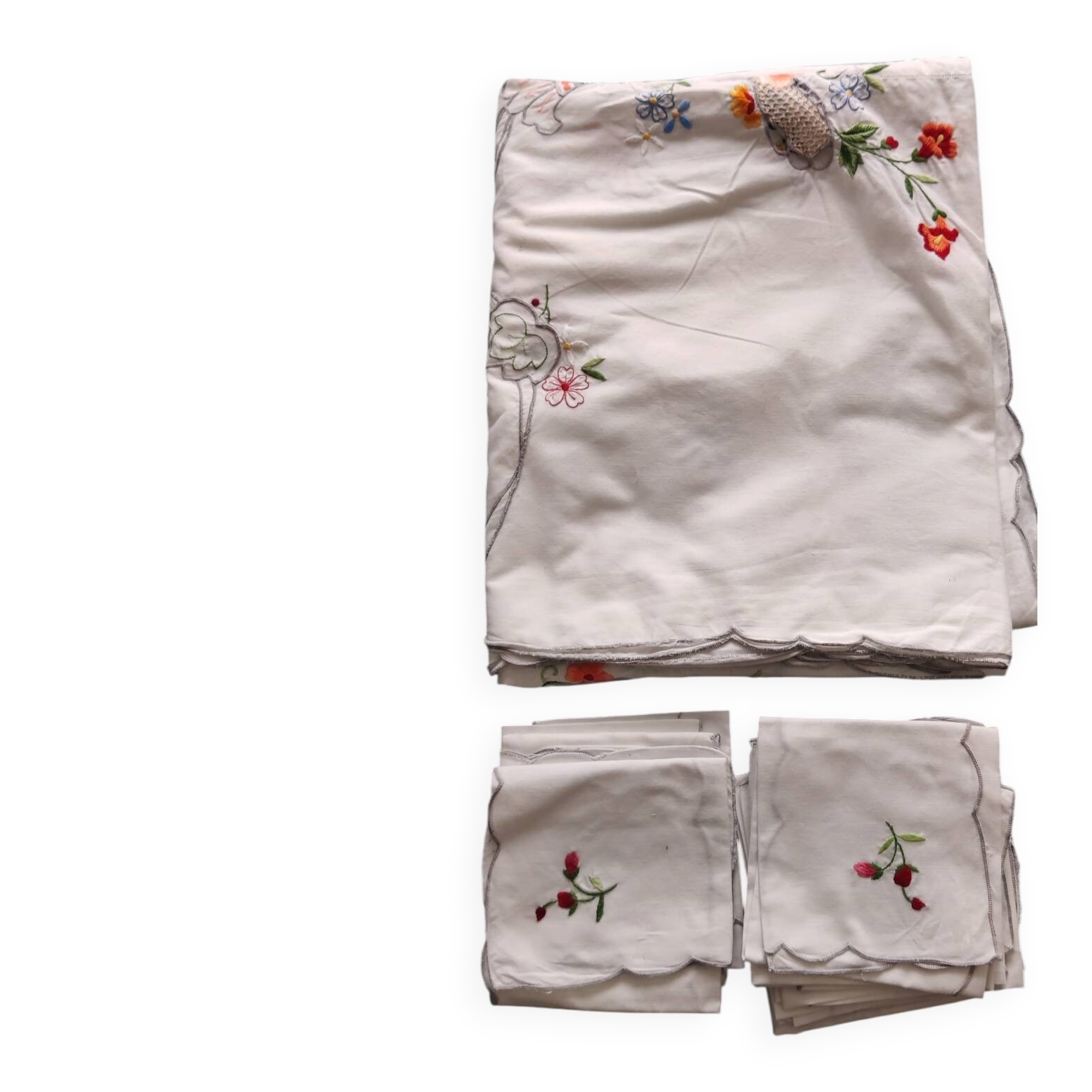 Embroidered tablecloth with its 12 napkins.
