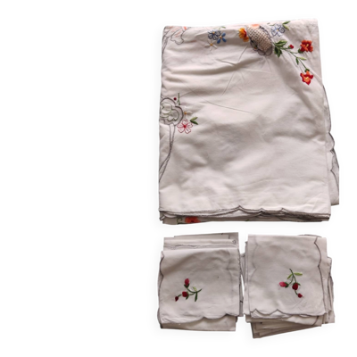Nappe brodée main avec ses 12 serviettes