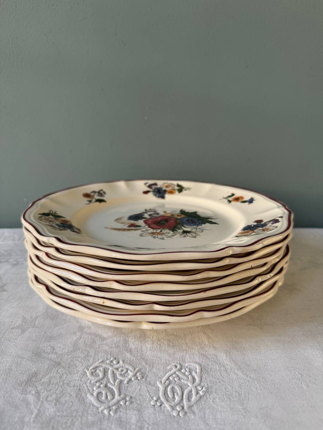 Series of 8 Digoin Sarreguemines flat plates, Agreste collection