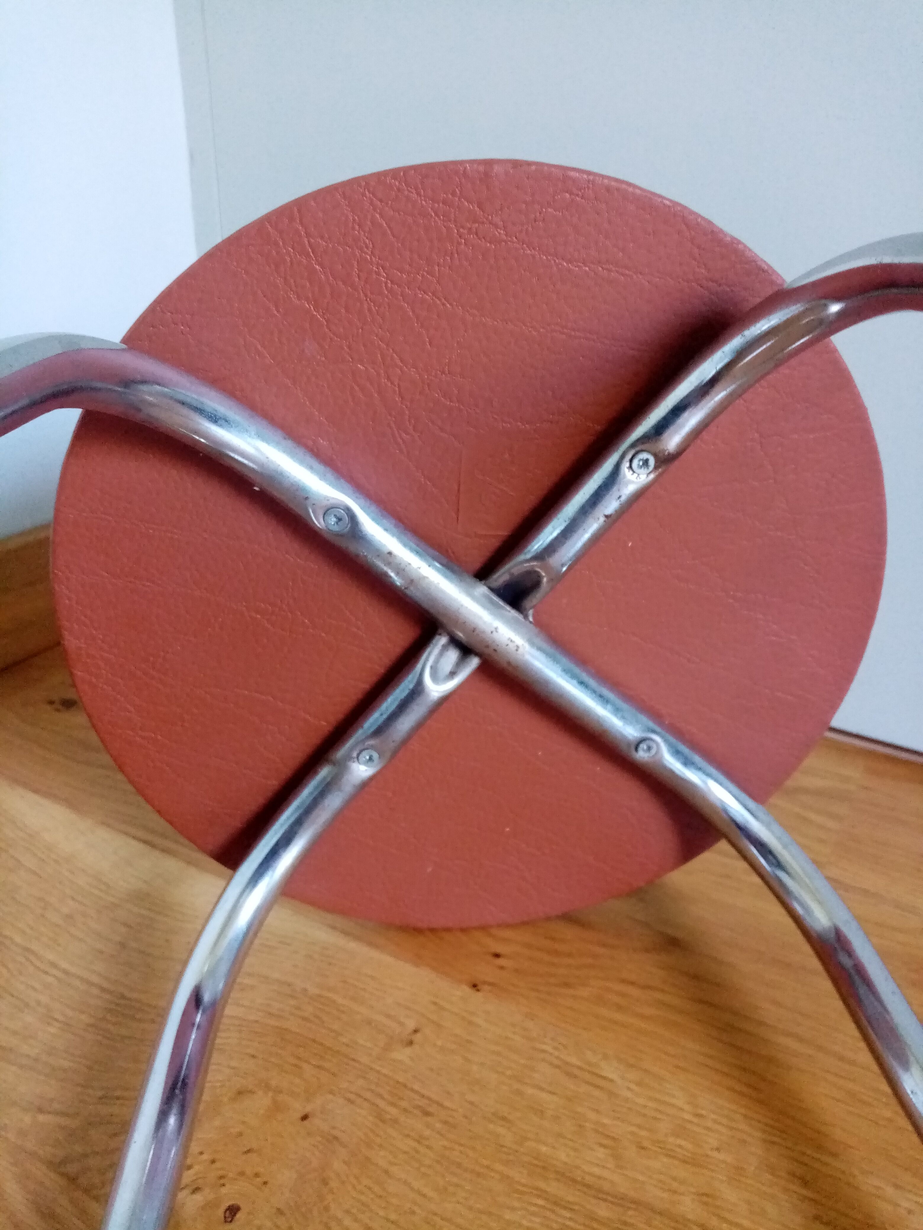 Tabouret rond en métal chromé et skaï vinyle