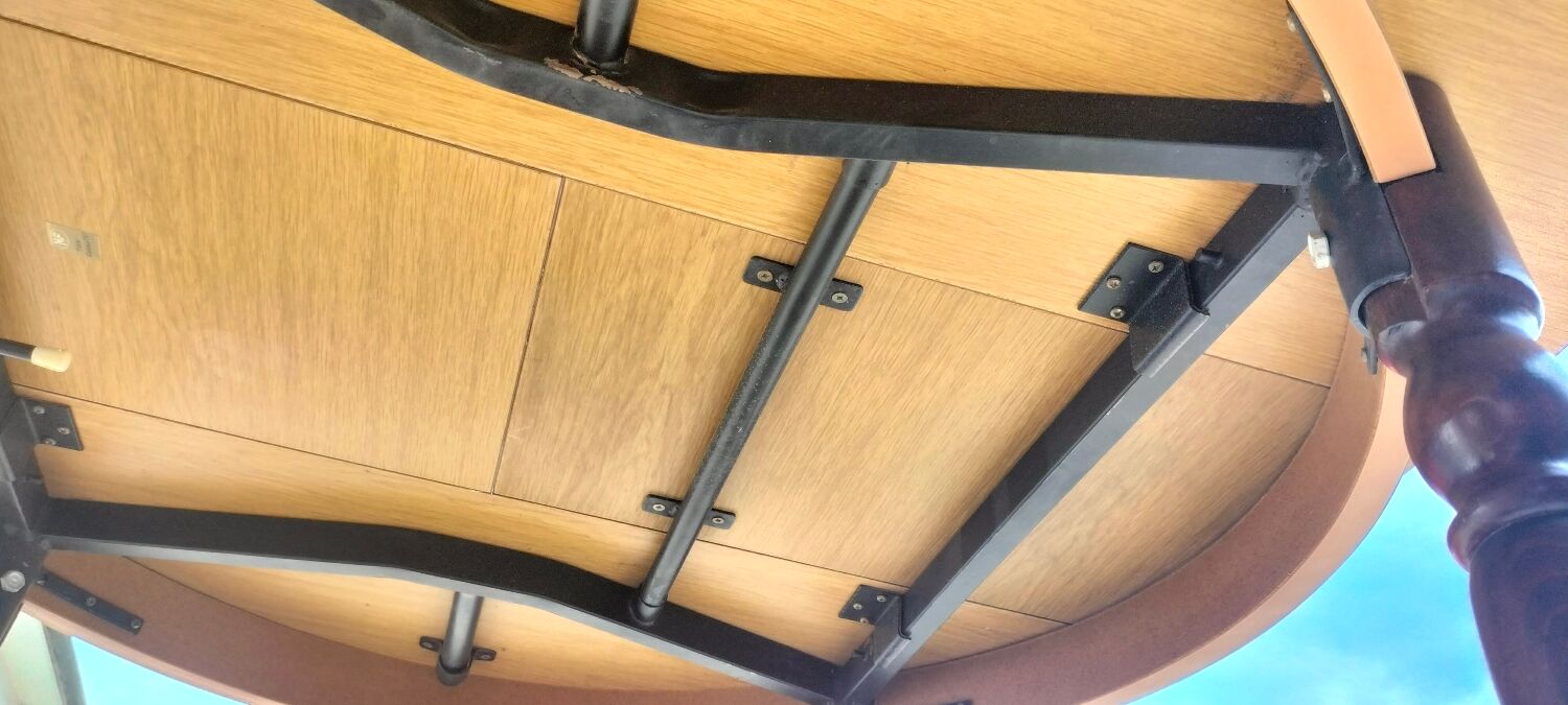 Round table with extensions