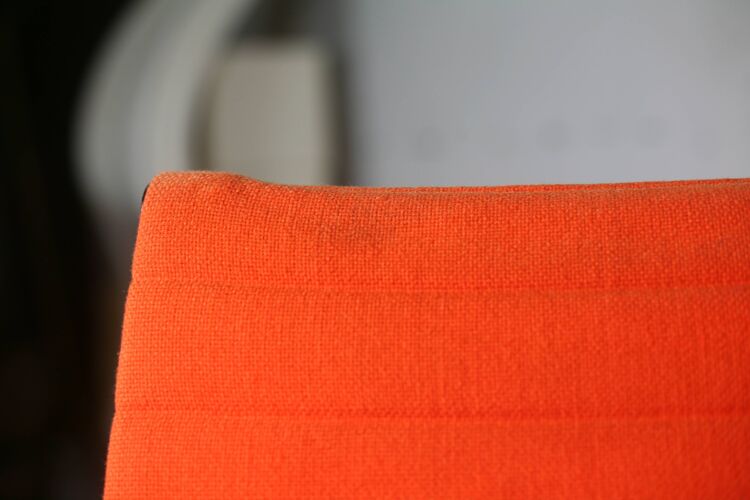 Paire de chaises pivotantes oranges, Charles et Ray Eames, edition Herman Miller, Aluminium Group, U