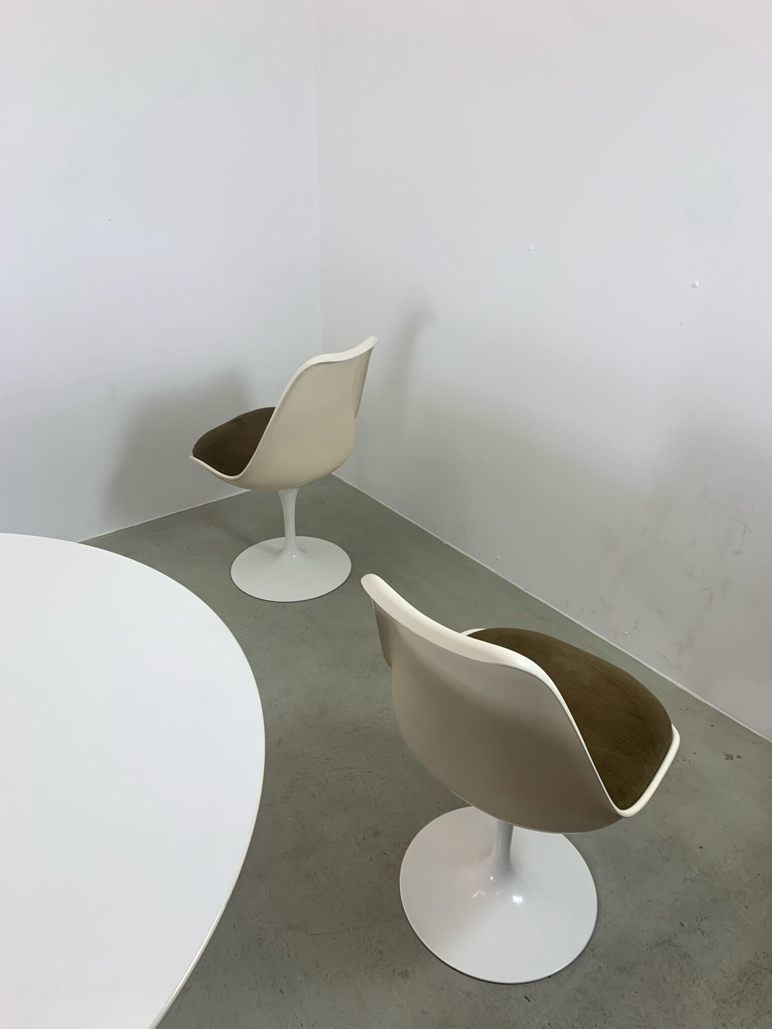 Eero Saarinen Tulip Dining Set with Swifel Chairs for Knoll International 1960s