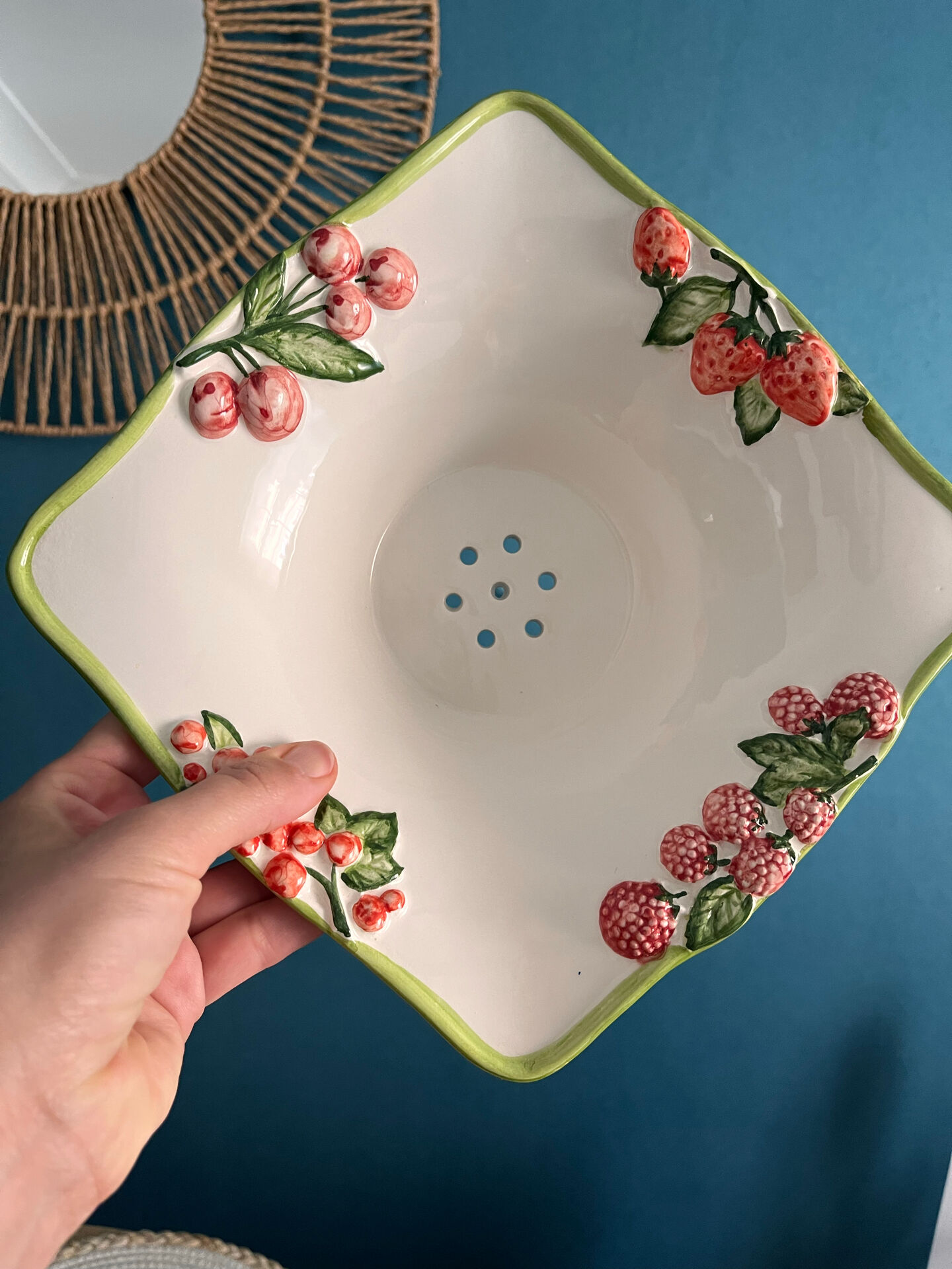 Fruit drainer in earthenware and its Silea plate