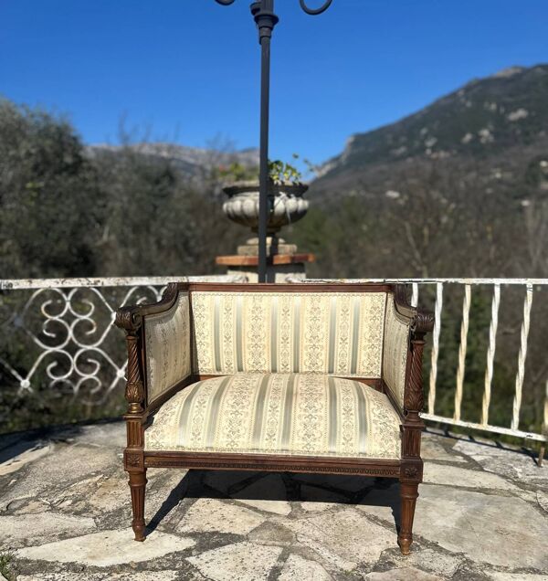 Fauteuil bas en bois finement sculpté de style Louis XVI XIX eme
