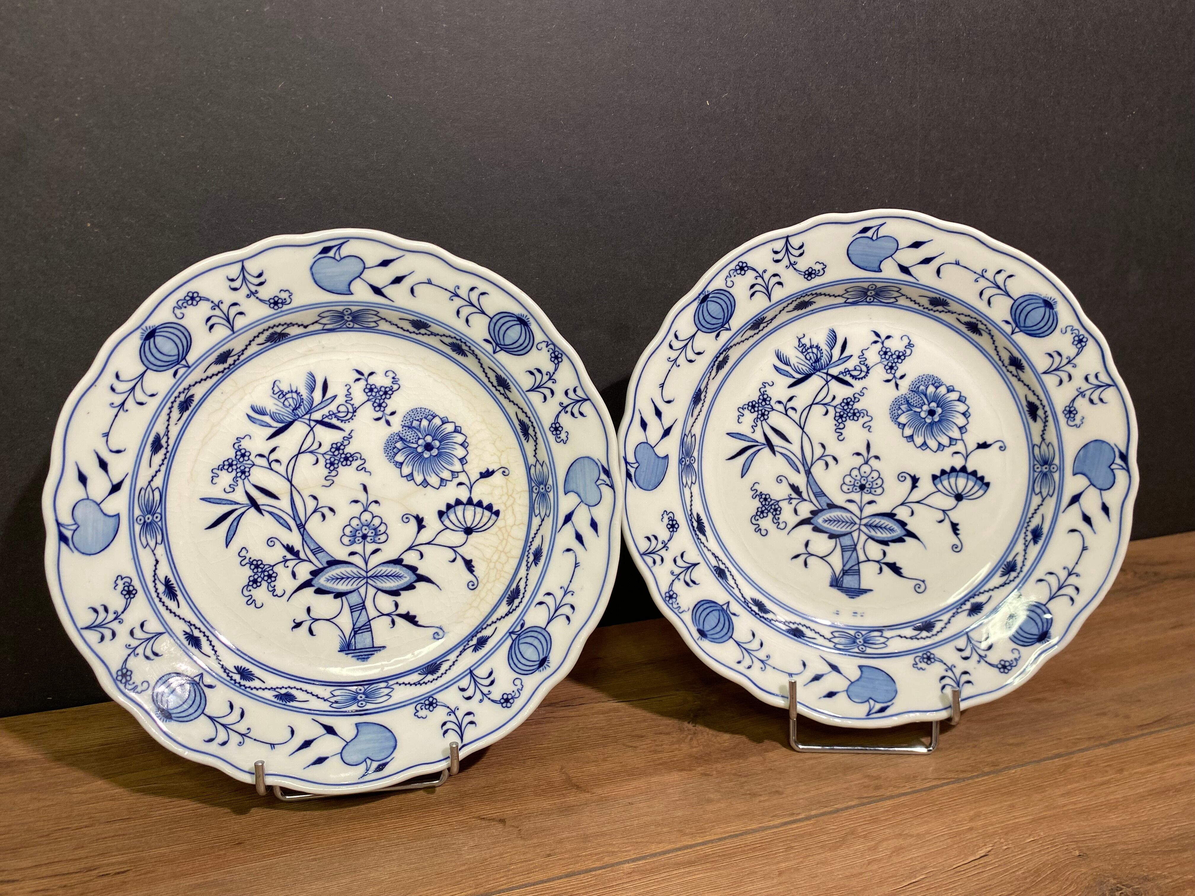 Pair of hollow plates in Meissen porcelain, onion décor