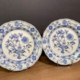 Pair of hollow plates in Meissen porcelain, onion décor