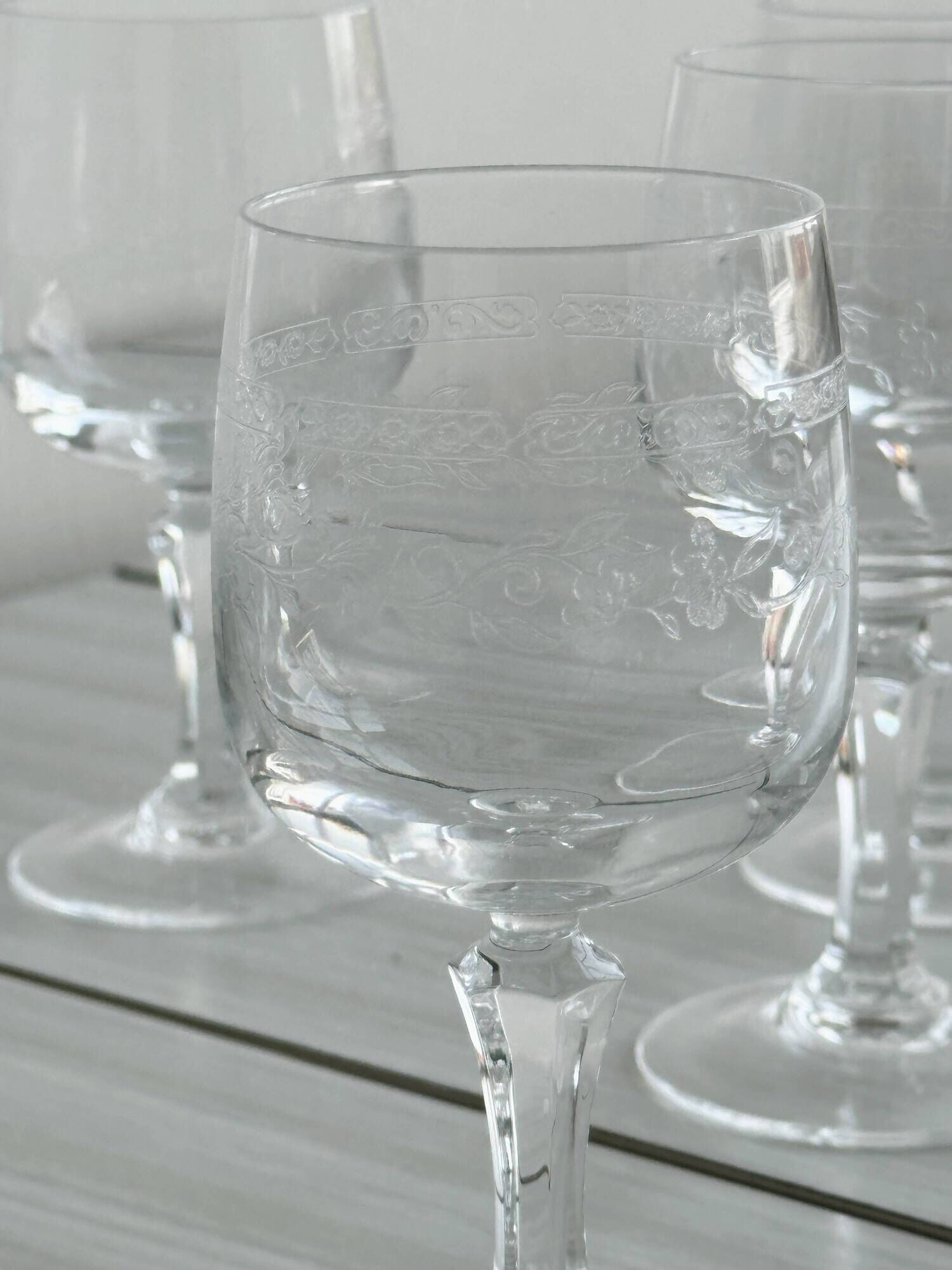 6 white wine glasses in chiseled crystal with floral motifs Matignon model.