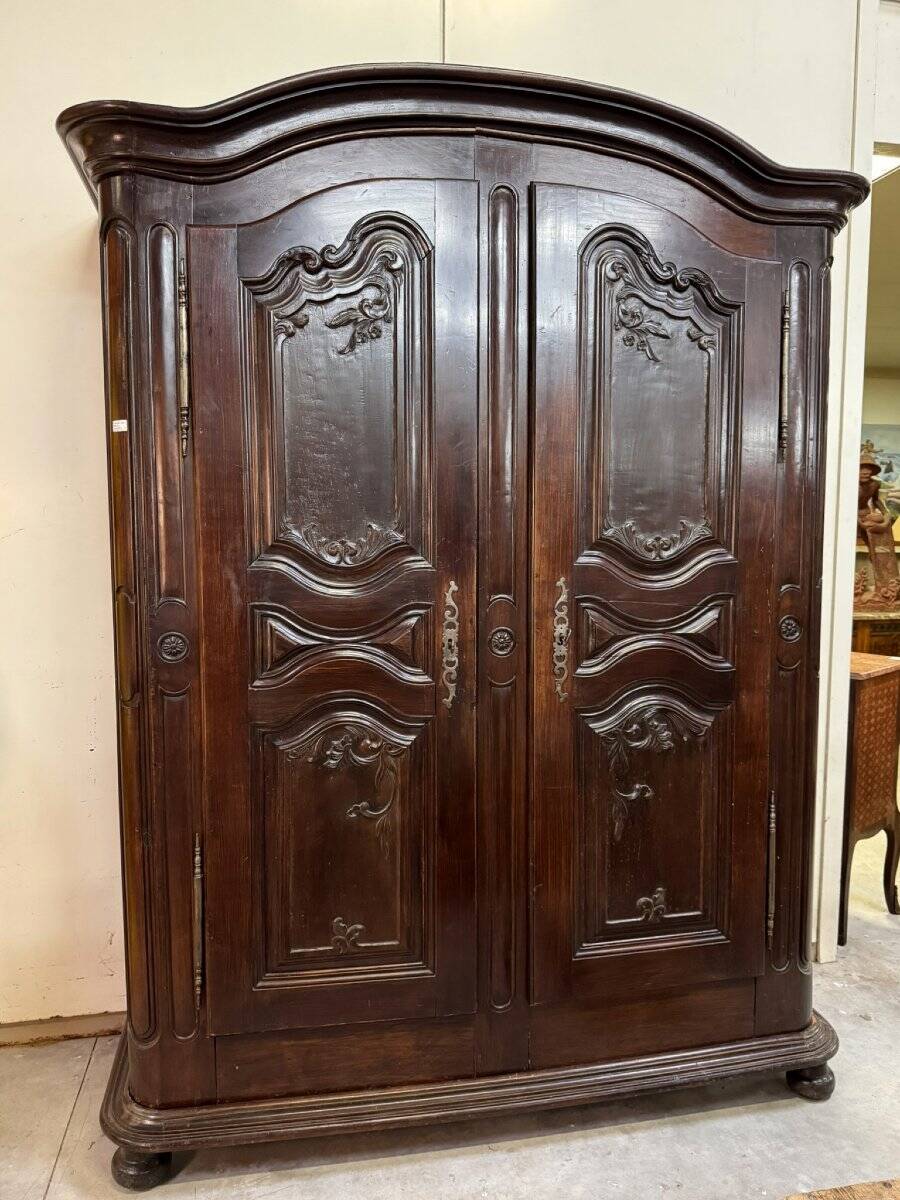 Alsatian wardrobe from the Louis XIII period in solid walnut.