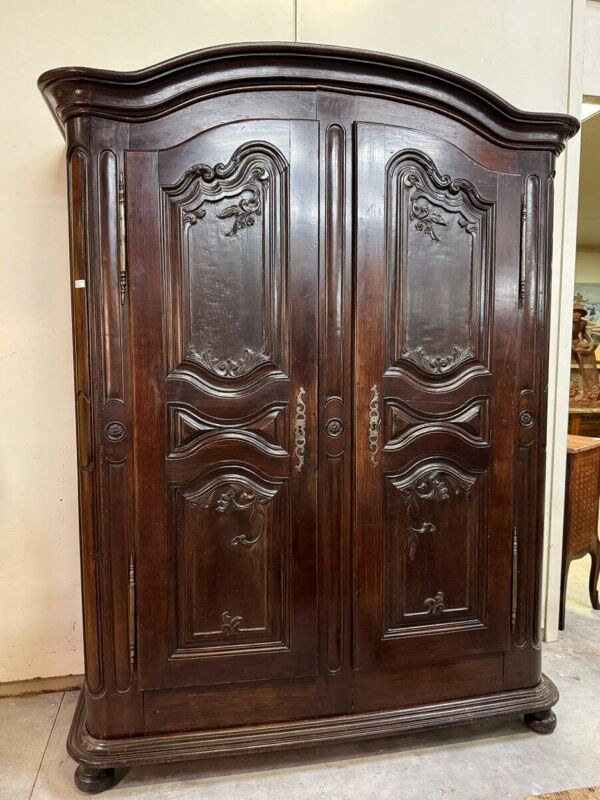 Armoire alsacienne époque Louis XIII en noyer massif