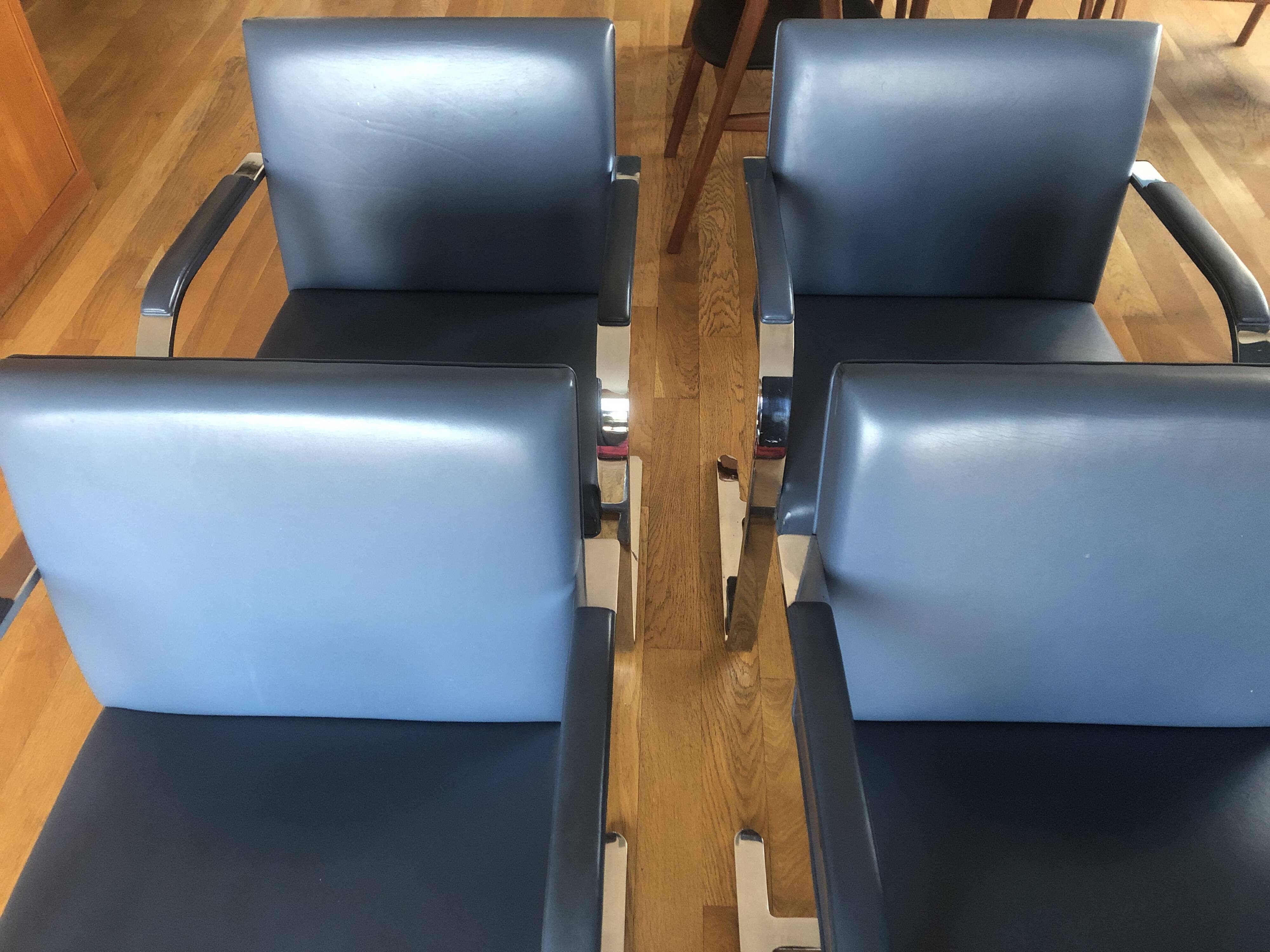 Fauteuils BRNO Mies Van der Roche chez Knoll