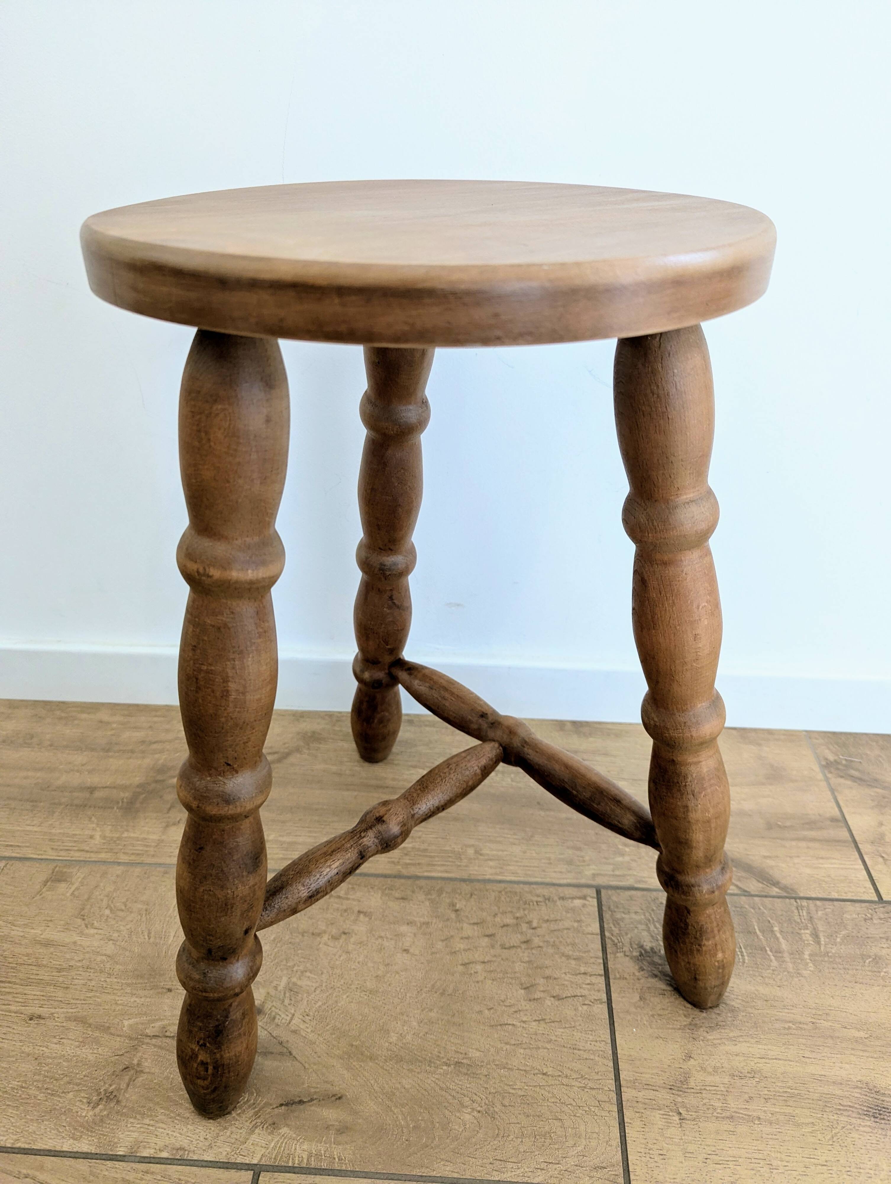 Tabouret tripode en bois finition chêne clair