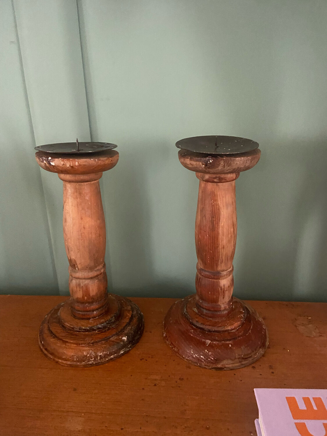 Paire de bougeoirs en bois tourné vintage