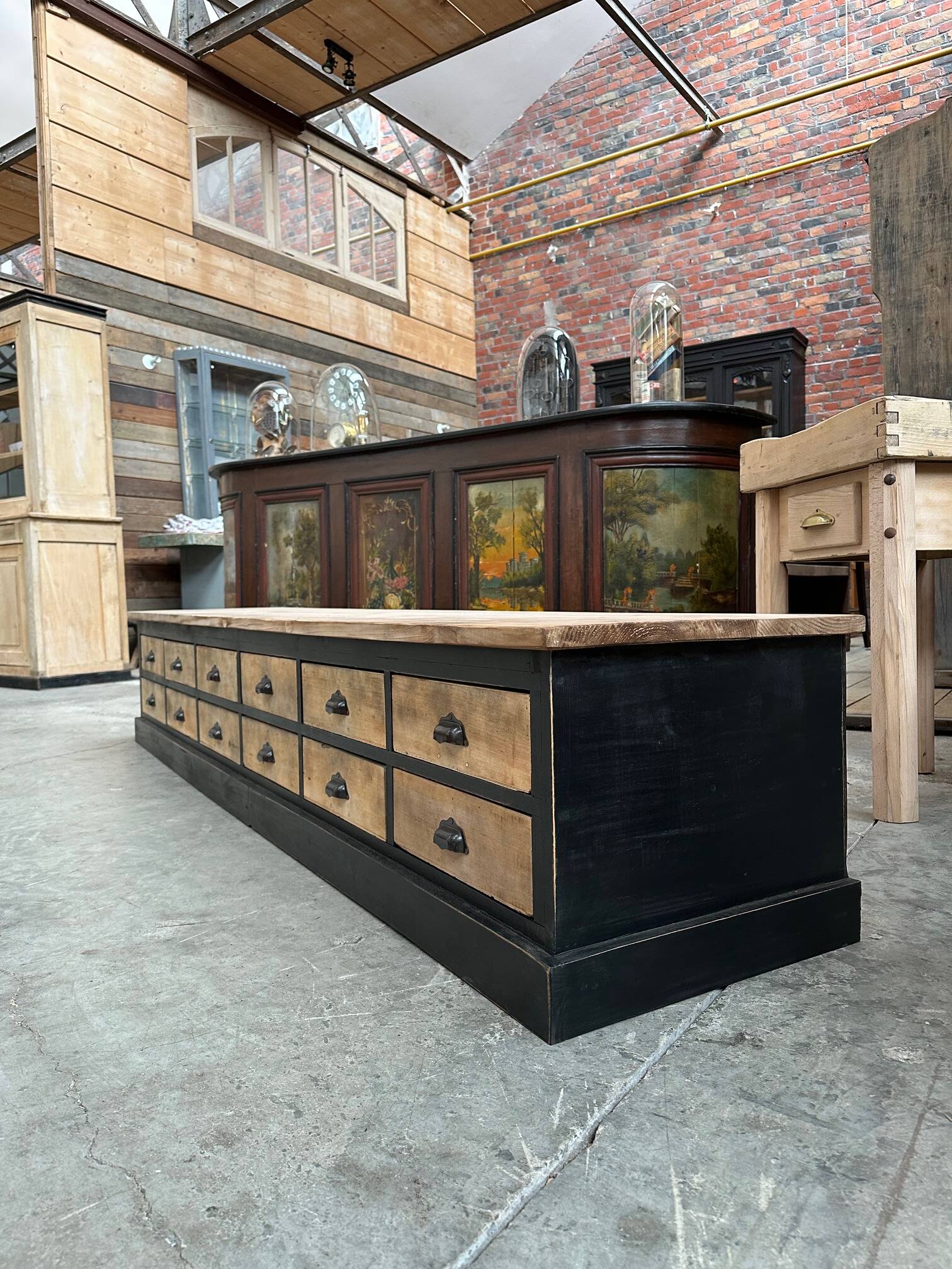Meuble télé réalisé dans un ancien meuble de métier