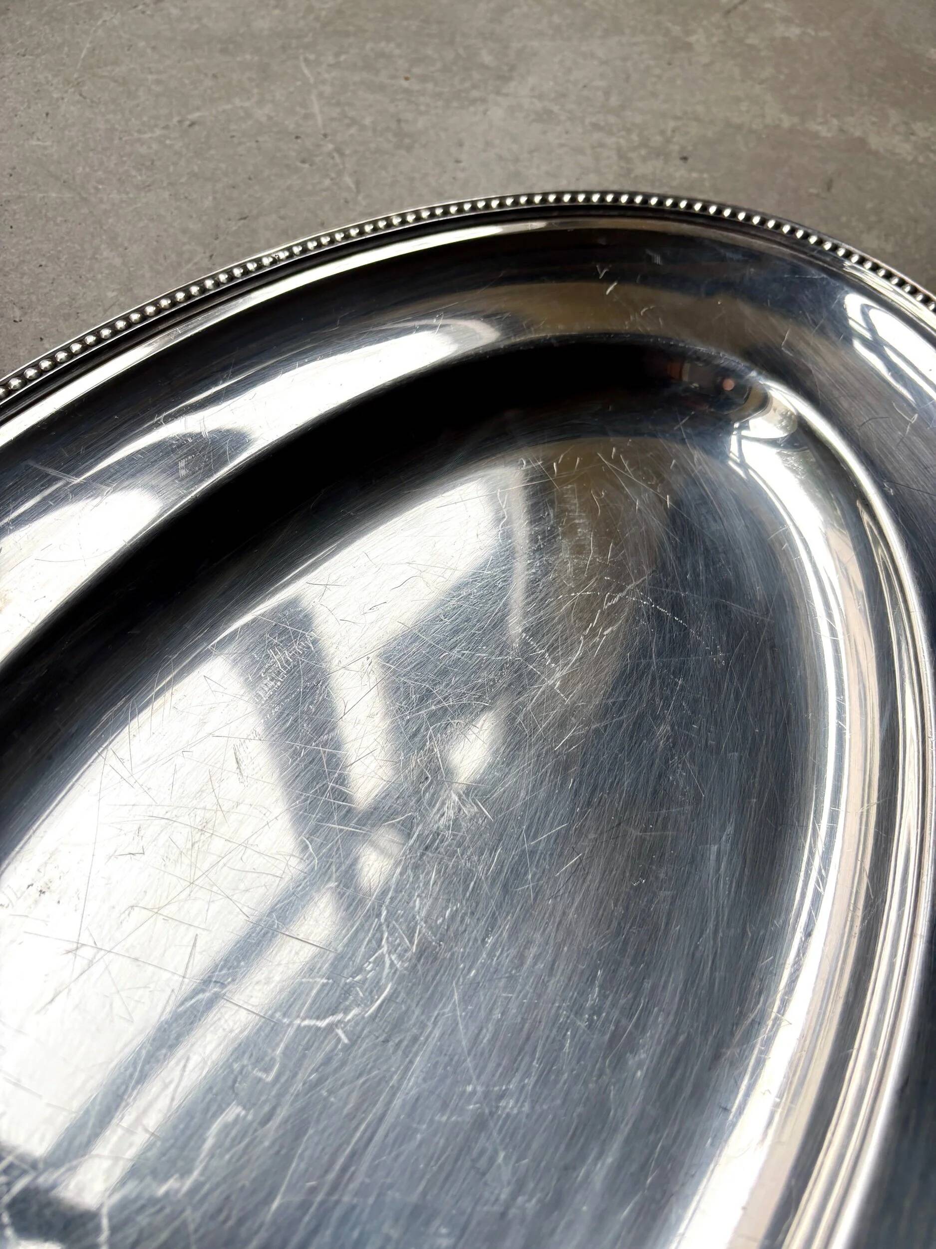 Plat ovale Ercuis en métal argenté, décor perlé