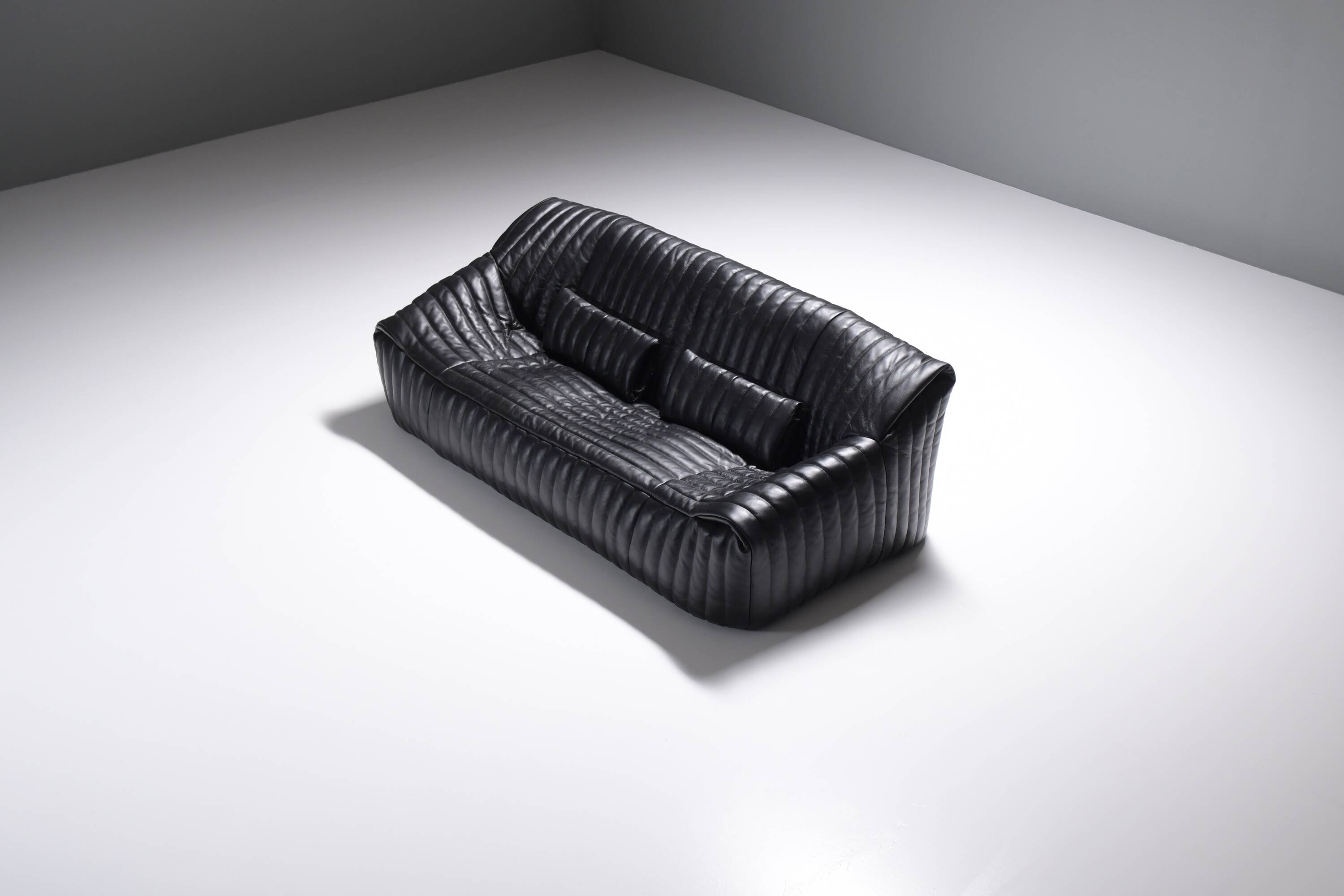 Stunning Sandra sofa in new black leather by Annie Hieronimus for Cinna France