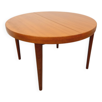 Large vintage Scandinavian round table from the 50s 60s in teak with extensions