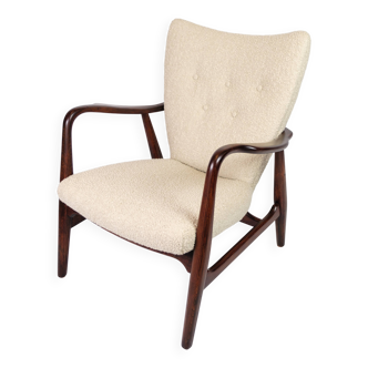 Fauteuil tapissé en laine blanche avec structure en bois foncé par Schubell & Madsen des années 1950