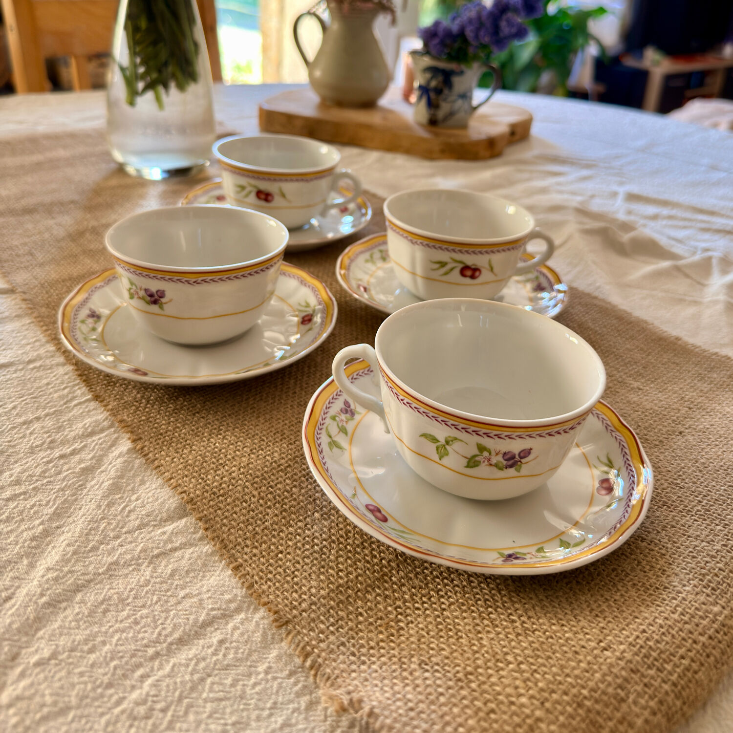 Lot de 4 tasses & soucoupes en porcelaine — Bruno Evrard, modèle Myrtille