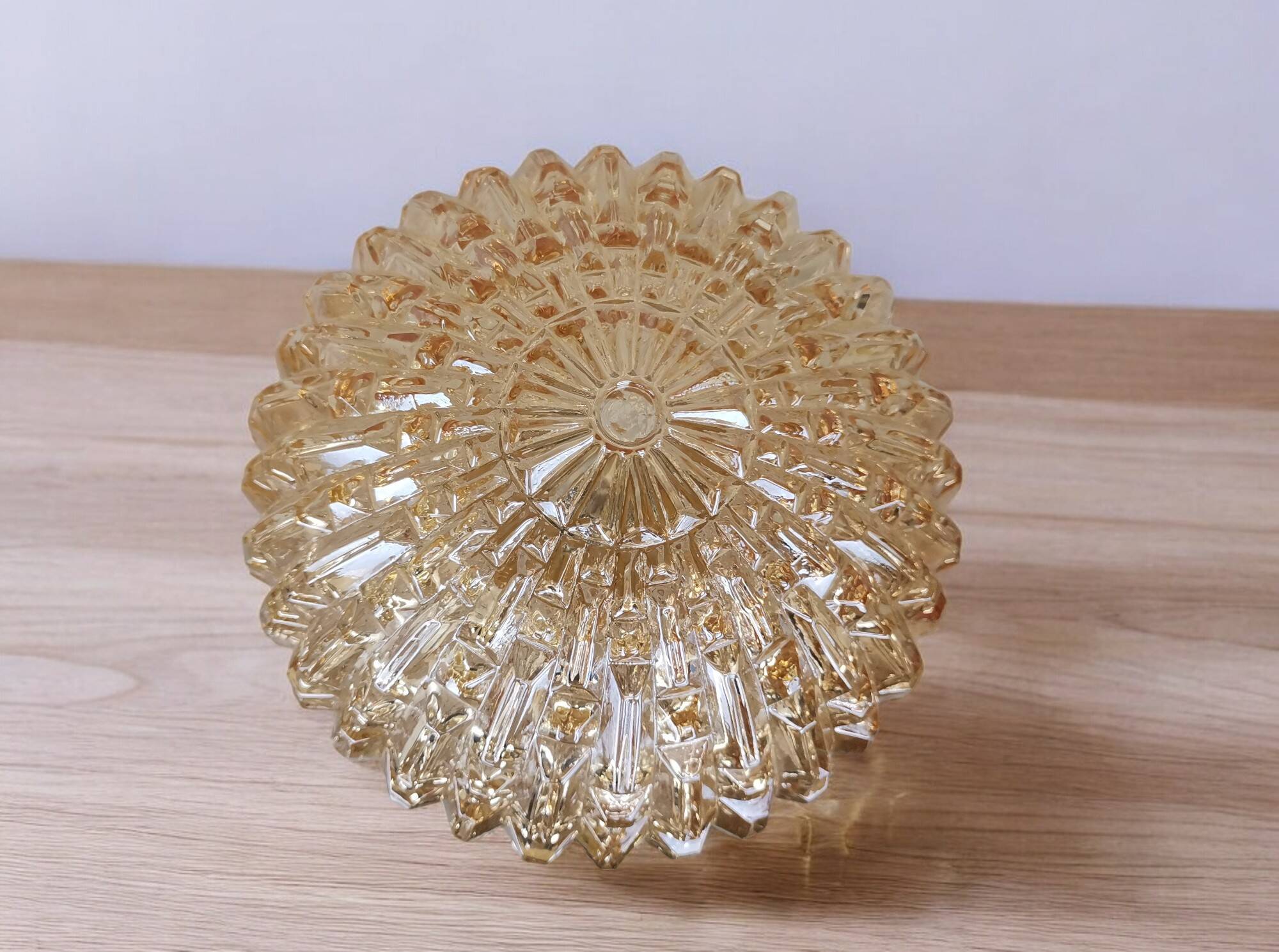 Grande lampe de table en bois avec abat-jour en verre